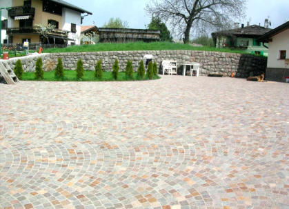 Zemeljska pripravljalna dela, gradnja cest, tlakovanje, asfaltiranje, gradnje škarp